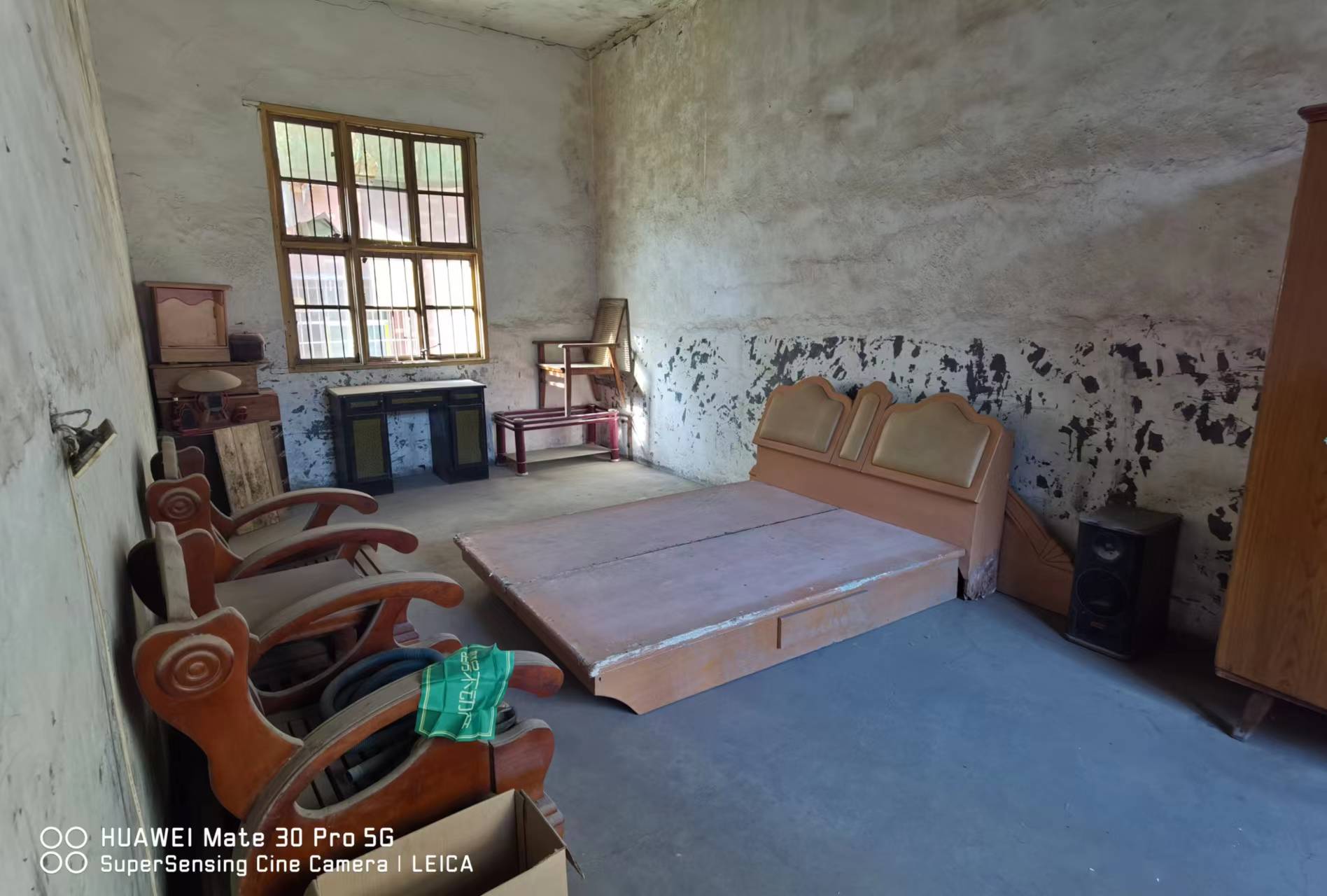 步行街旁私房两杆三层生活配套方便需要装修一下看房方便带露台带院子