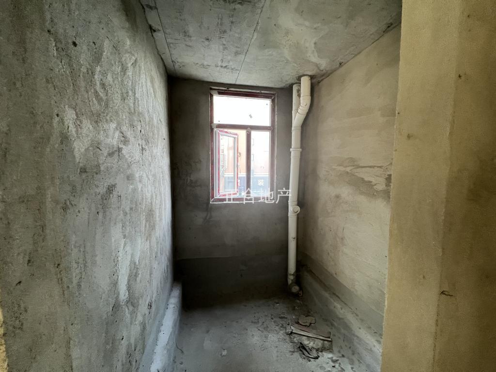 降价了，亏本出售，城南，沔阳公馆，毛坯三房，单价4500，带大平台，采光好，证满二，