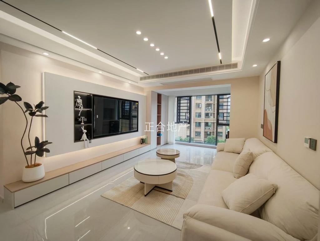 城南，御湖世家，全新精装三房二厅，证满两年，手付无要求，好楼层