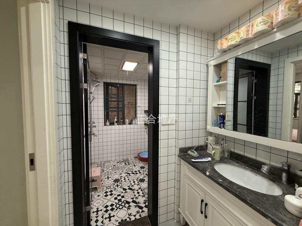 诚心出售，新城一号5期，洋房，精装三房，成色新，南北通透，户型好，证满二