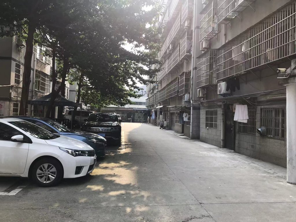 荆洪花园富迪三友旁沔中附近大三房很好的楼层诚心出售