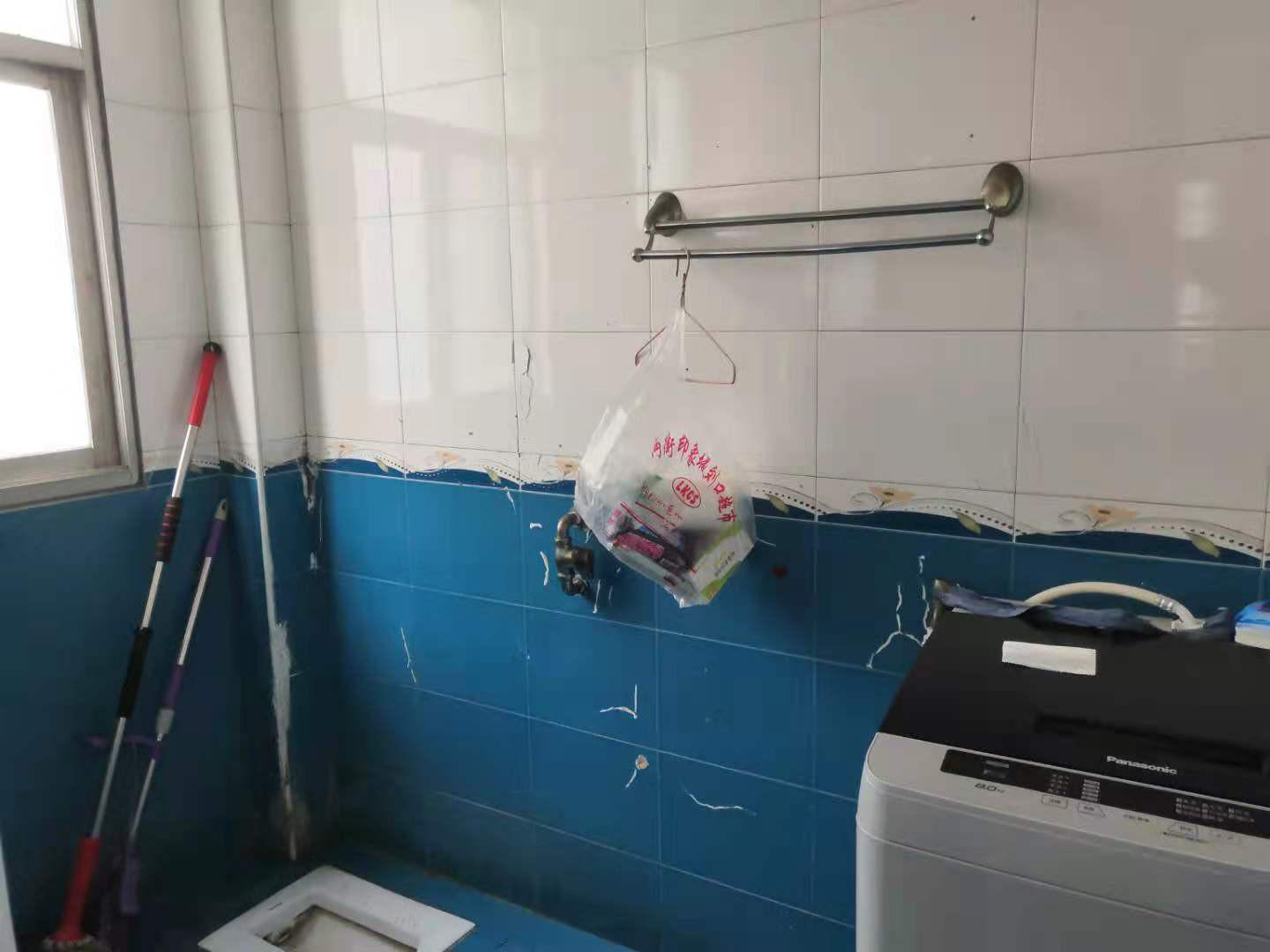 汉江 旁，纸机厂宿舍，125平，3室2厅1卫