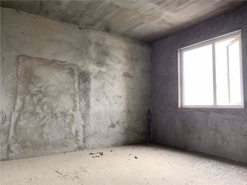 锦绣江山，毛坯三房，想怎么装就怎么装，可以按揭，单价5000一点