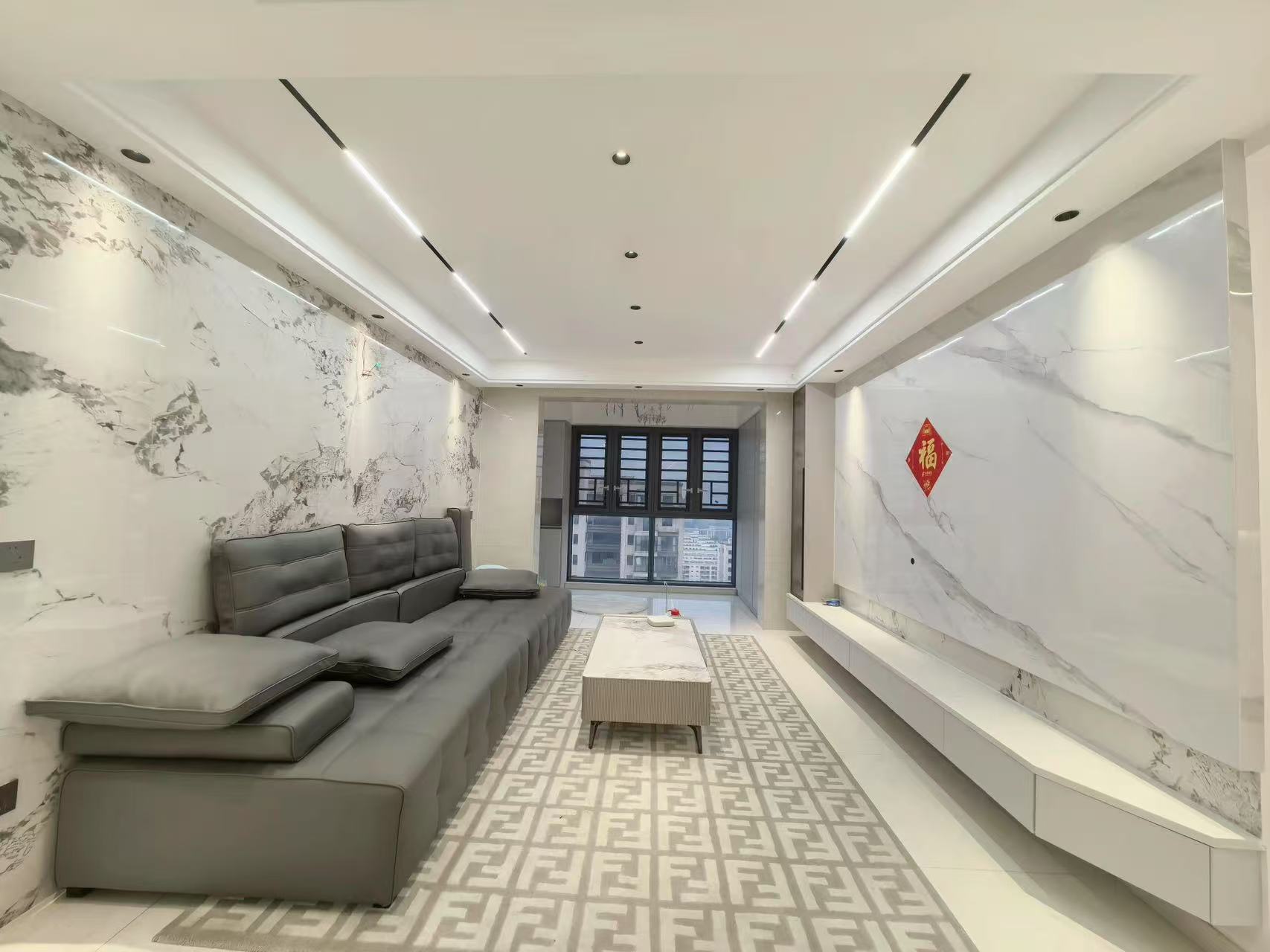 城南，蓝天新城，精‮三装‬房‬两卫，全‮中屋‬央‬空调，‮车带‬位，证满二