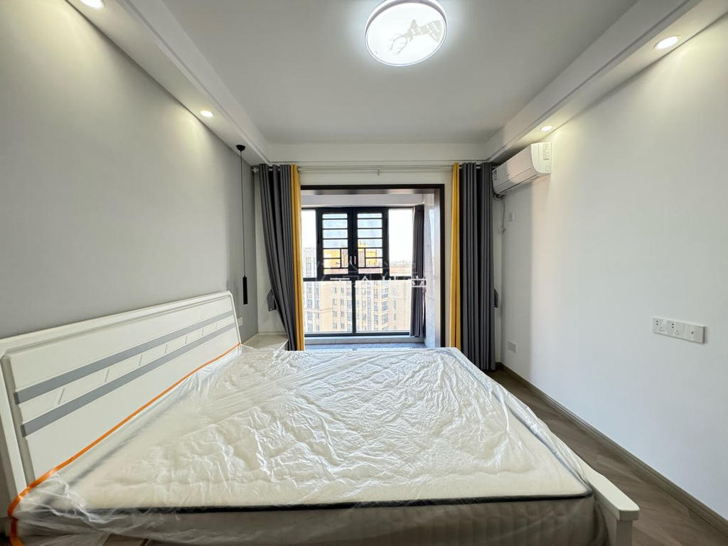 业主亏本诚心出售，城南，南国明珠，电梯好楼层，全屋品牌装修，户型好。精装四房