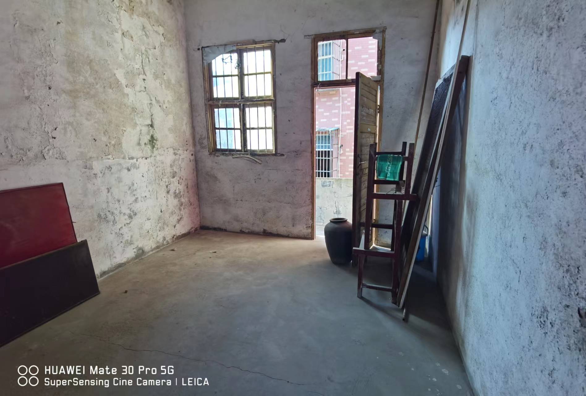 步行街旁私房两杆三层生活配套方便需要装修一下看房方便带露台带院子