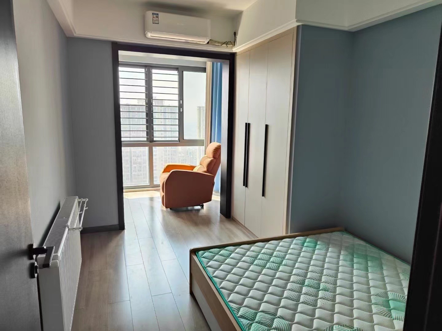 房东亏本出售，新二中对面，全屋暖气片，家具家电全送，证满二