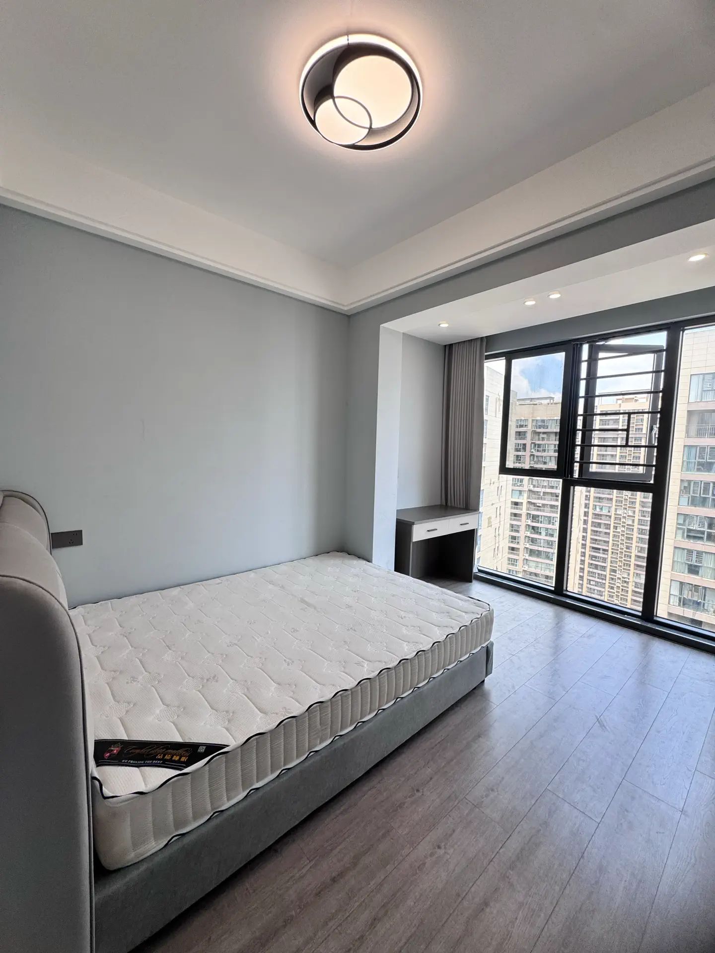 降价了，亏本出售，城南，元泰未来城C区，9.9成新，边户，精装三房两卫，诚心出售