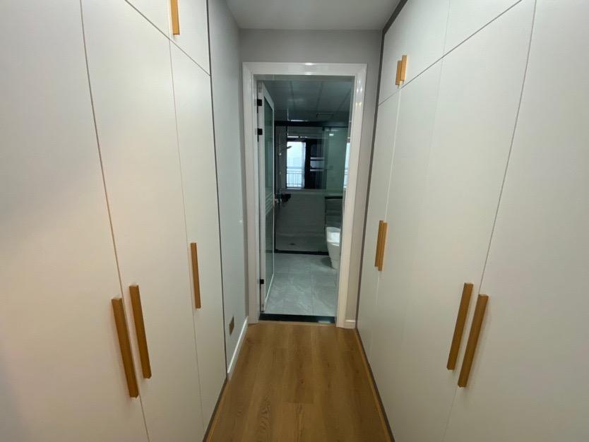 御湖世家全新装修3房送车位！