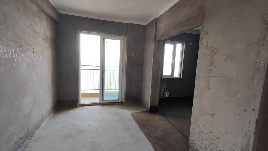 新二中二小旁森林国际毛坯大四房证件满二电梯高层适合出租自住照顾小孩