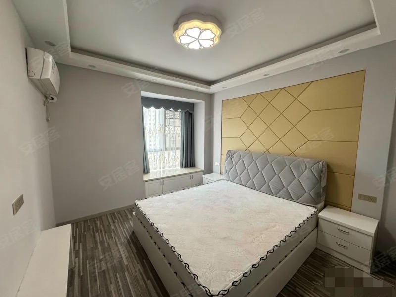 415，降价了，新街，精装三房两卫，中‮楼间‬层，单价5300，成色新，拎包住