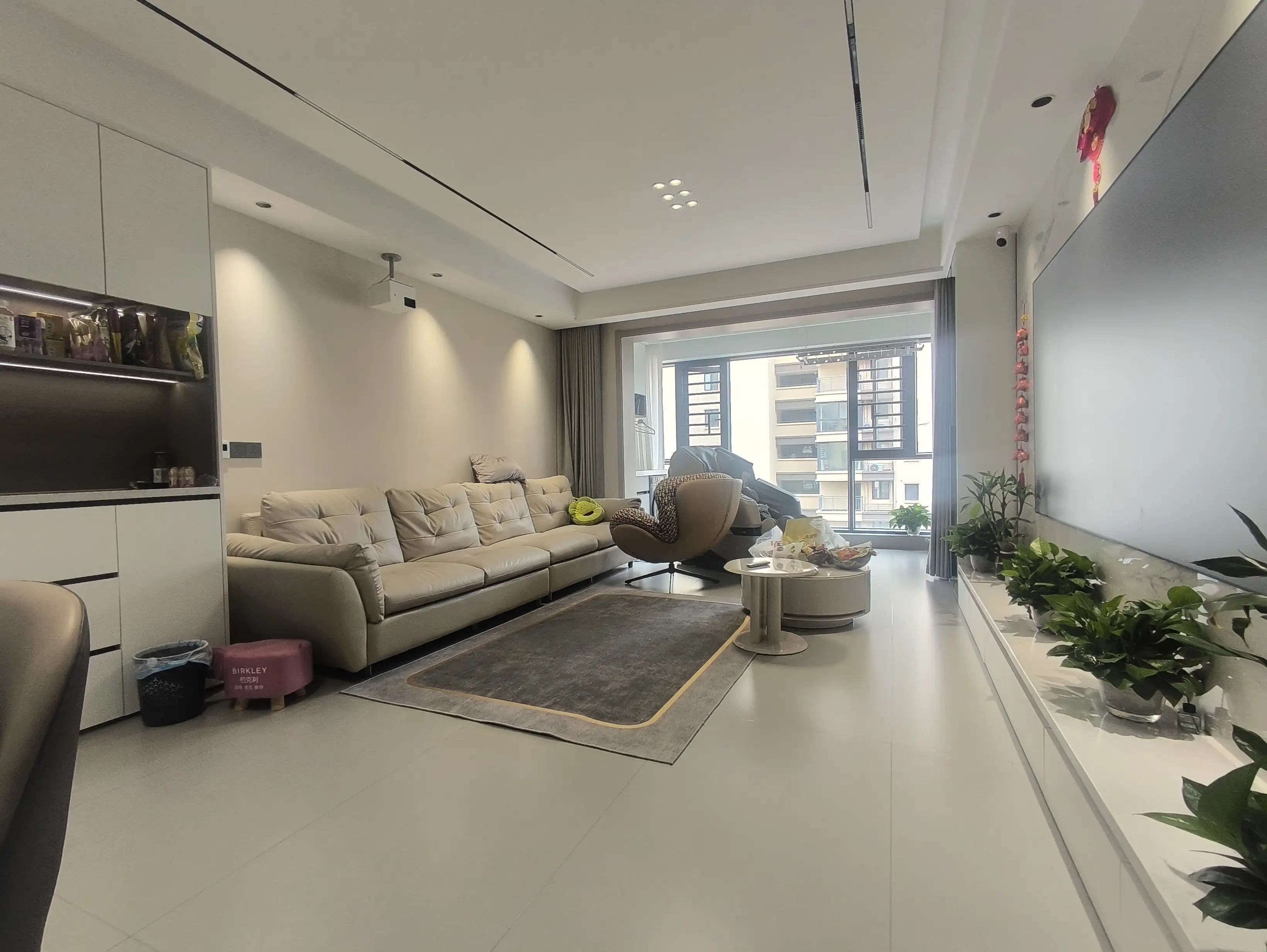 城南，荣怀E区，‮高小‬层，精装‮房三‬两卫，‮衣带‬帽间，诚心出售