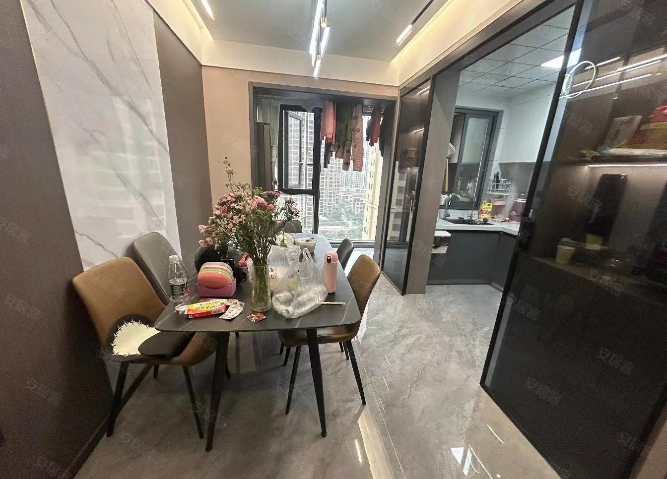 翡冷翠9.9成新，中间楼层，精装三房，证满二