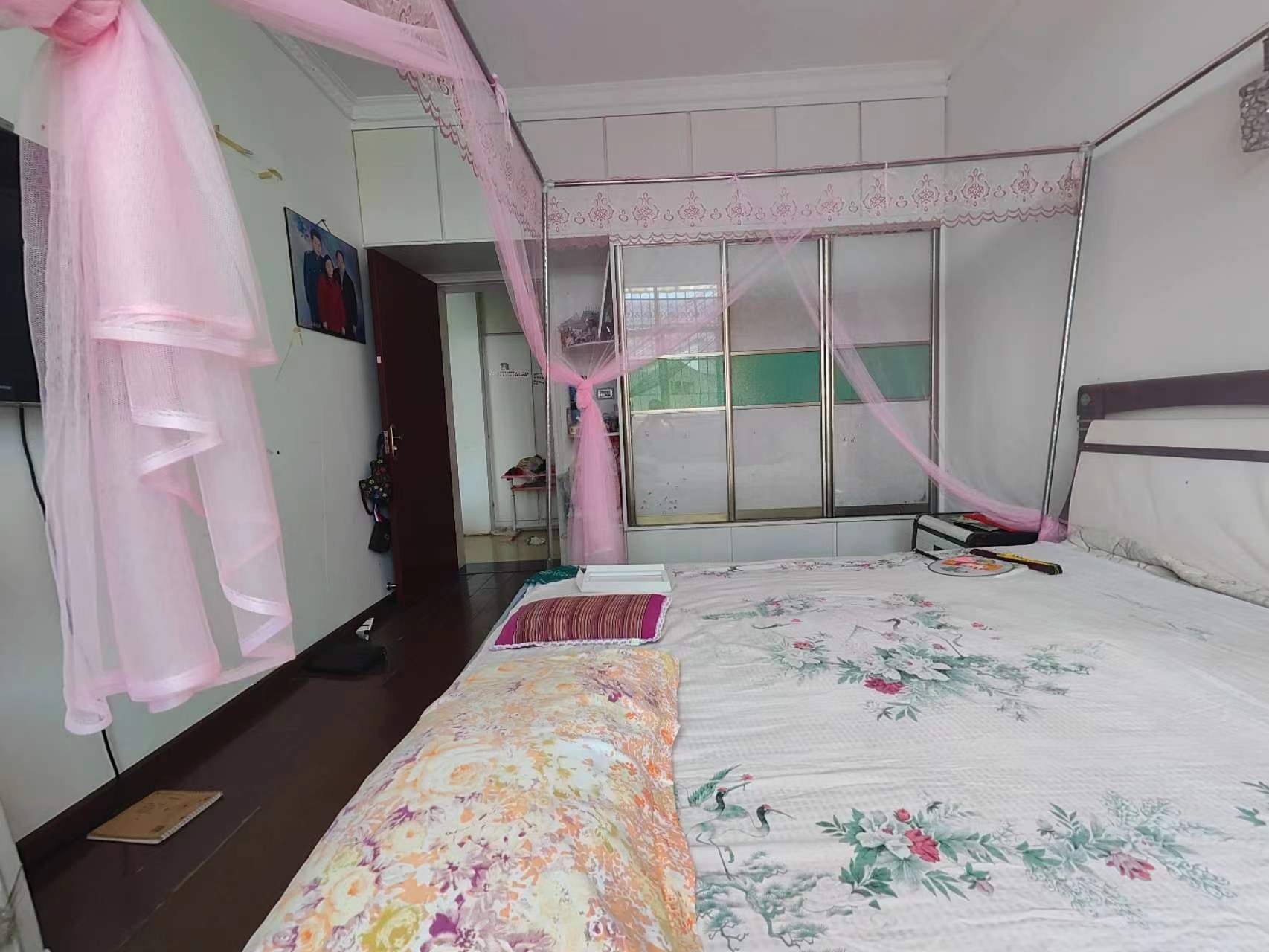 宏达小区优质精装大三房来啦，上仙桃醉好的晓学，实验二晓，楼下就是农贸市场买菜极其方便，车站也近的吓人