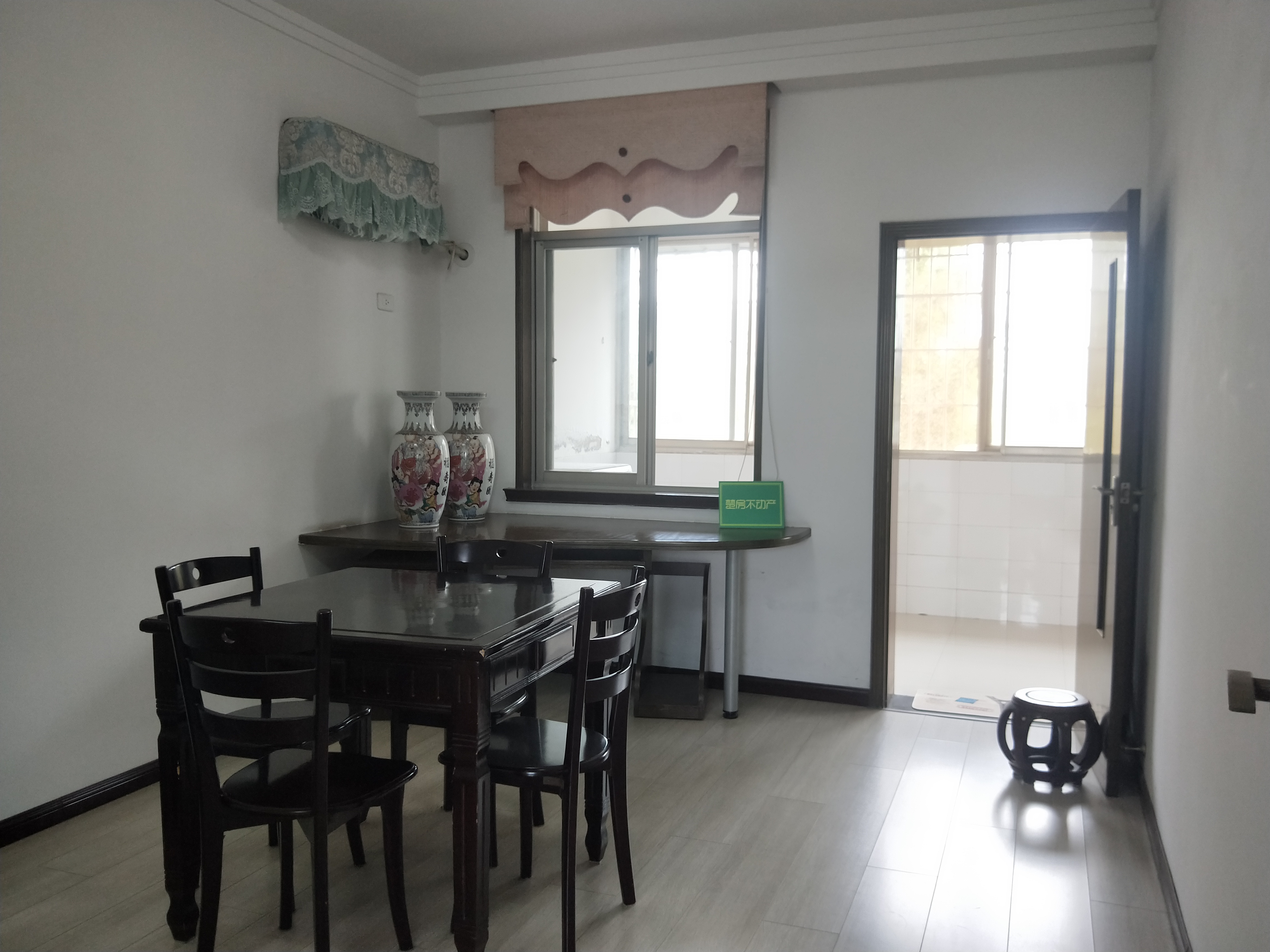 梧桐苑旁大四房四房朝南步梯好楼层保养很好风格简约可直接拎包入住