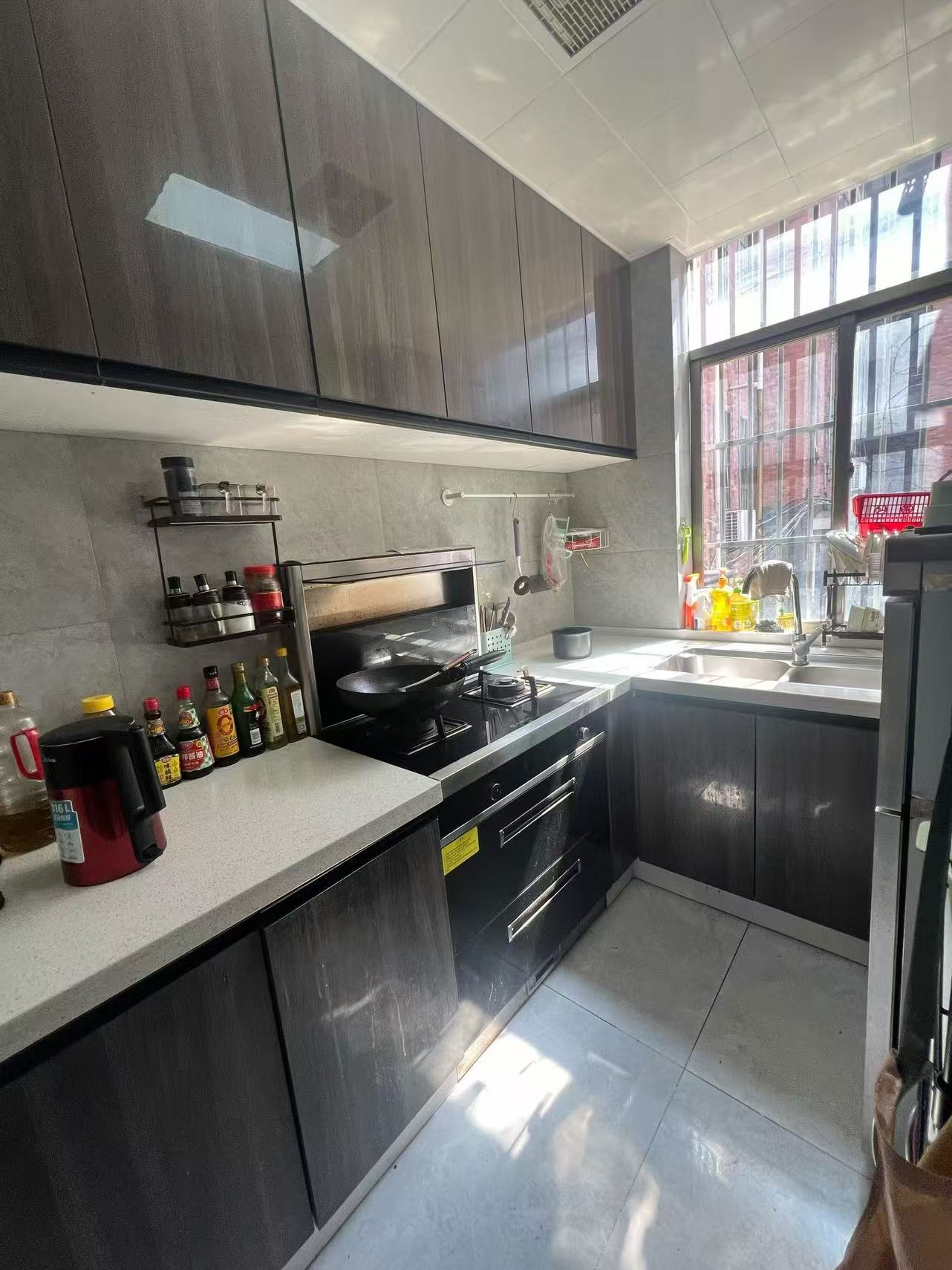 捡漏2，东区车站旁，步梯好楼层2楼，精装3房2厅，有证，拎包入住