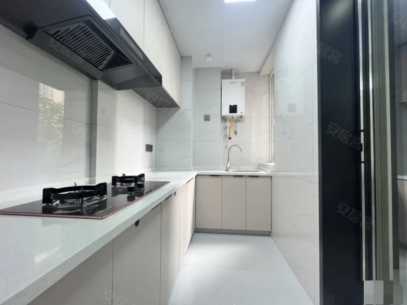 138，森林国际城，低楼层。精装三房，上学方便，采光好，全新装修，拎包入住，边户，老证