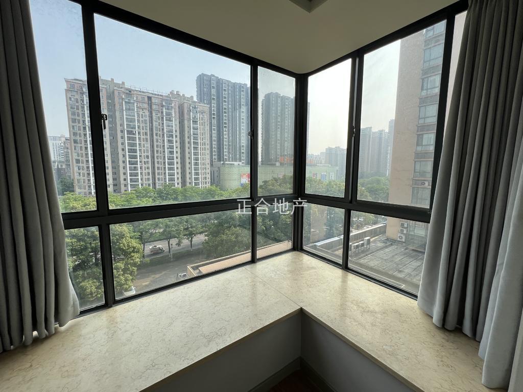 城南，忆美国际公馆，精装大四房，电梯5楼，装修成色新，单价4字出头，证满二