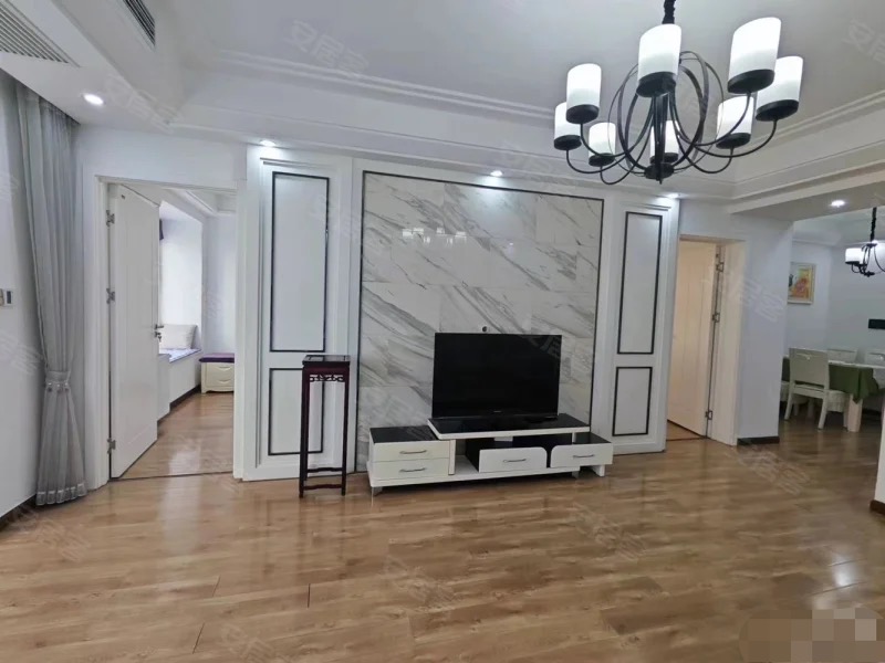 和合国际四期，电梯中层，精装三房 ，户型方正，成色新