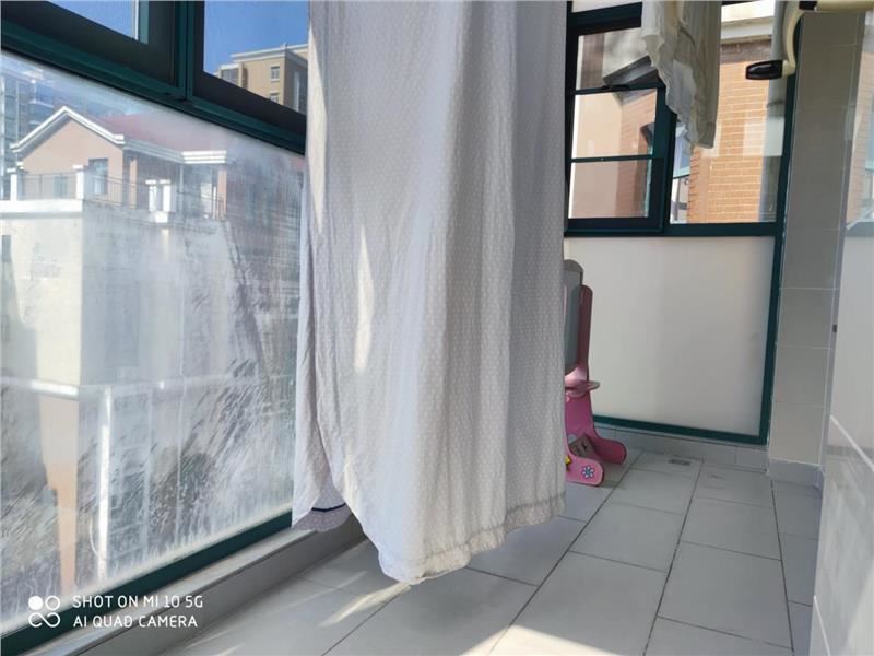 香岸华府精装3房，装修都用的环保材料，采光很好，没有住过