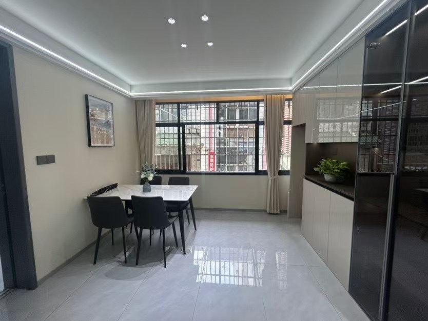 降价了，沔阳xiao学老二中，步梯2楼，全新装修大三房，单价3千多，证满五，旁边就是步行街和武商