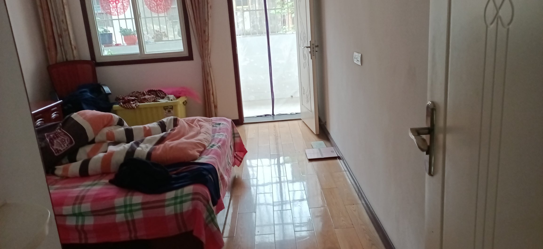 老三中巷子民政局宿舍96平，赠送了24平，四房两厅两卫双阳