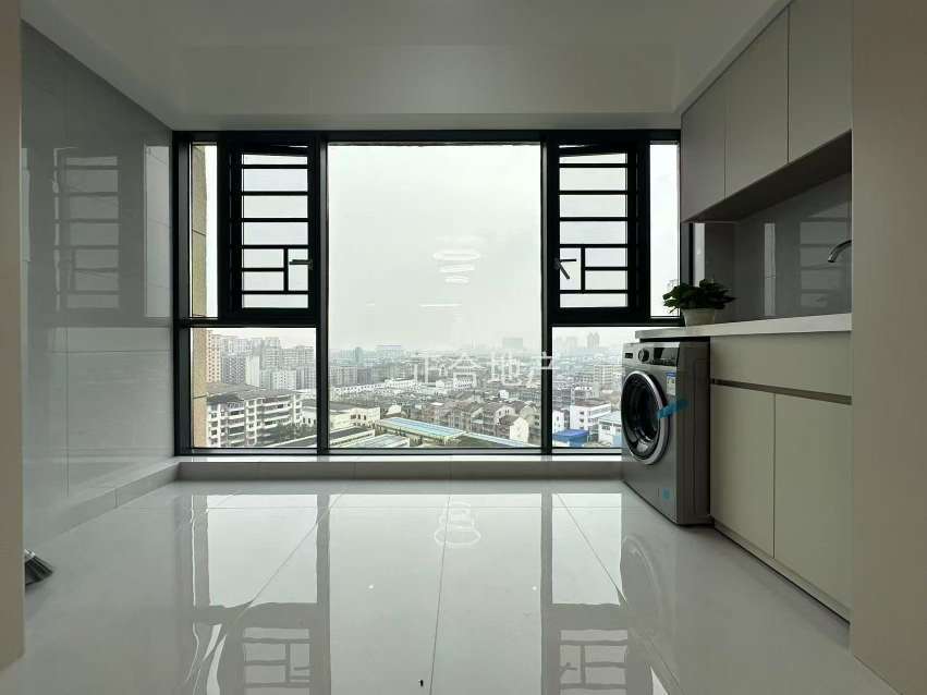 降价了，城南，御湖世家，全新精装三房，电梯好楼层、品牌家具家电齐全，证件满二