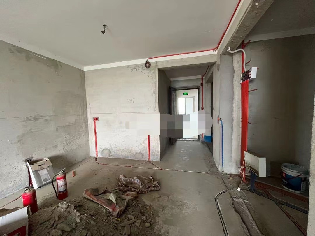 62，房东亏本出，城西大盘品质，江景房，水电已走，单价只要3700