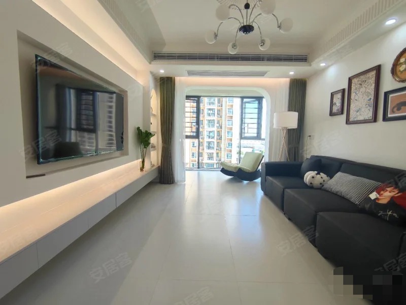 业主诚心出售，城南 森林国际， 电梯好楼层 。精装 三房 ， 对面就是新二中二小， 证满二