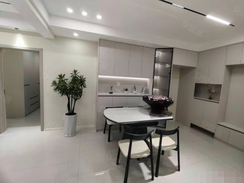 一中对面，全新精装三房二卫，老证，南北通透，亏本出售