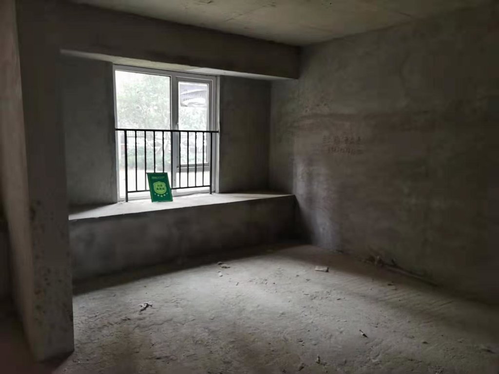 满庭春毛坯一楼三室两卫带院子看房方便房东诚意出售