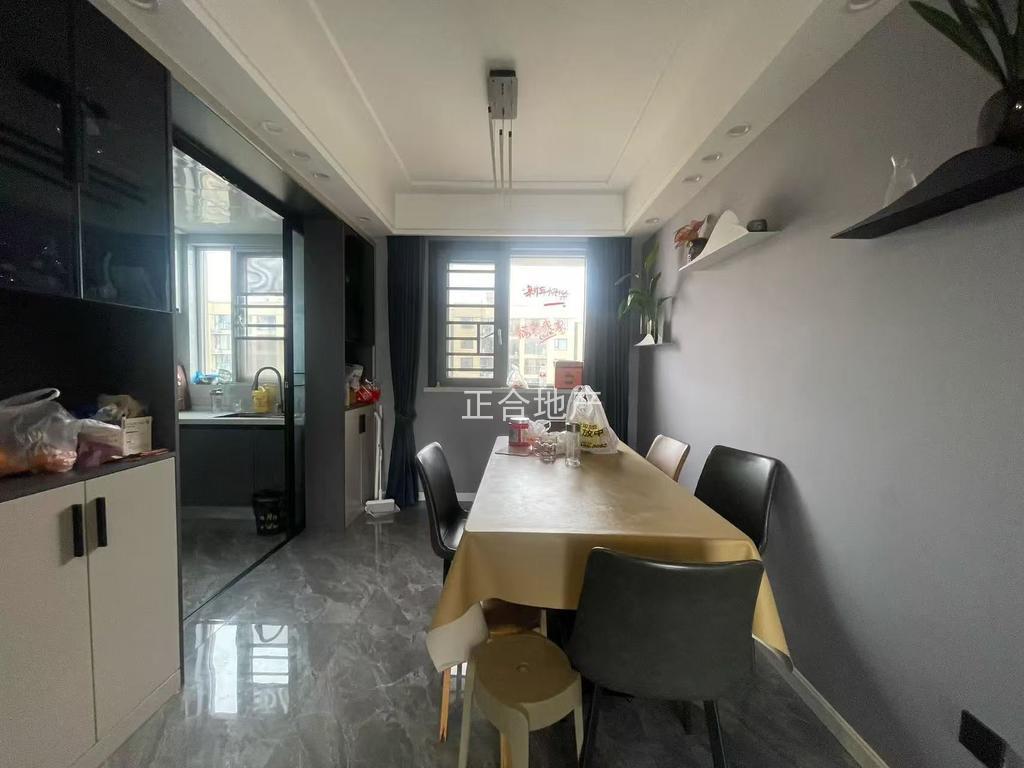 满庭春五期，精装4室2卫+活动室，单价5000，东边户，9成新。拎包入住