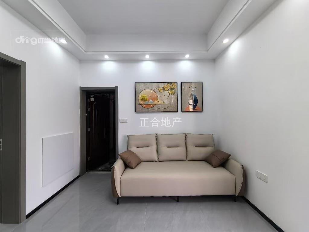 商城附近，仙源酒店旁，步梯中层，有证，全新装修，精装三房，南北通透