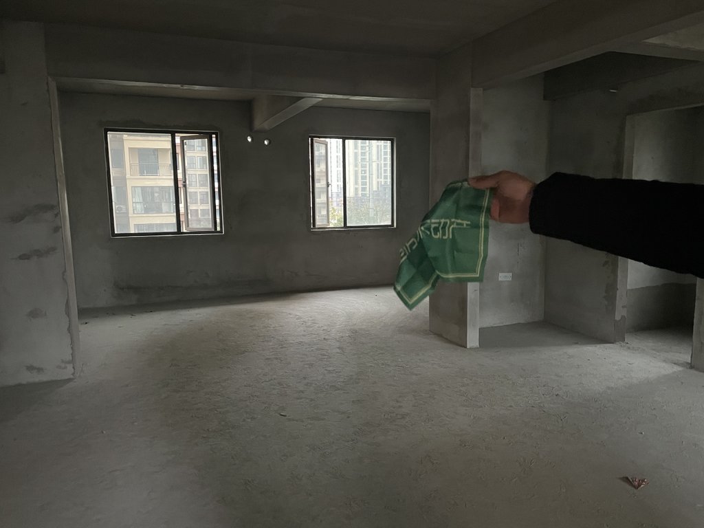 荣怀边户毛坯小三房现房买了就可以进行装修户型采光好