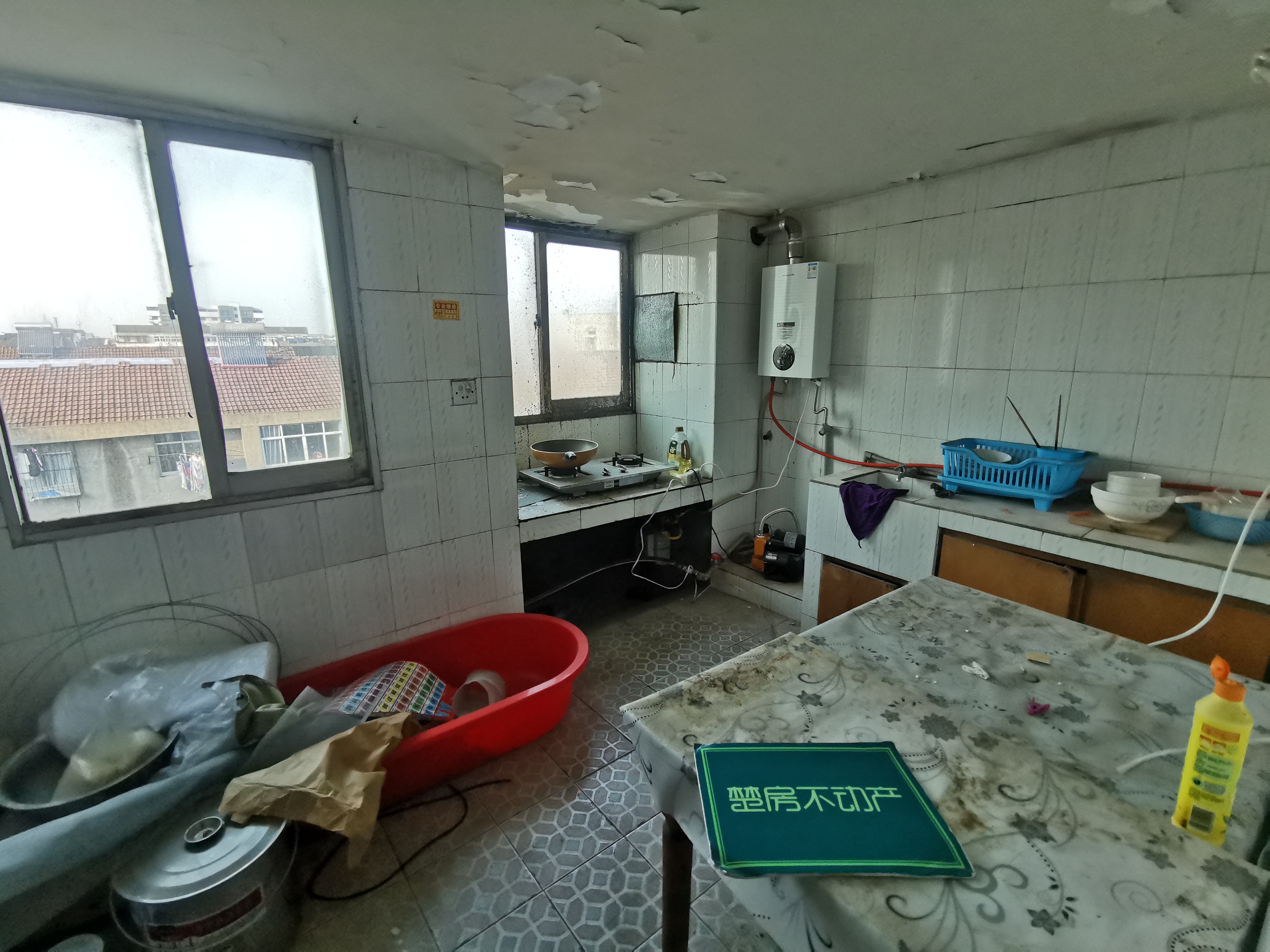 东区车站对面金属回收宿舍三房朝南两个阳台实际面积100平看房有钥匙可谈