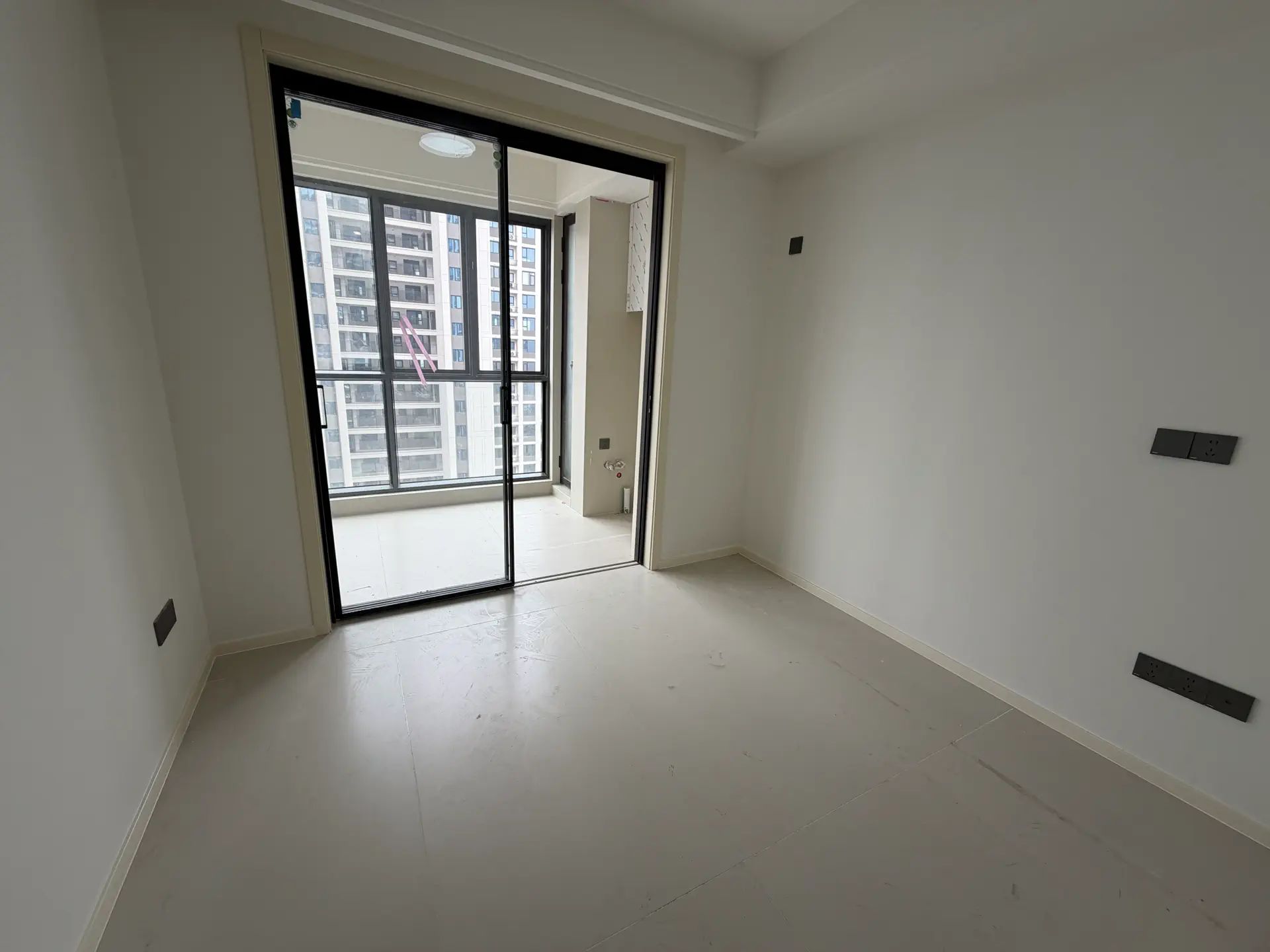 诚心出售，吾悦华府，精装三房，好楼层，一个车位，南北通透