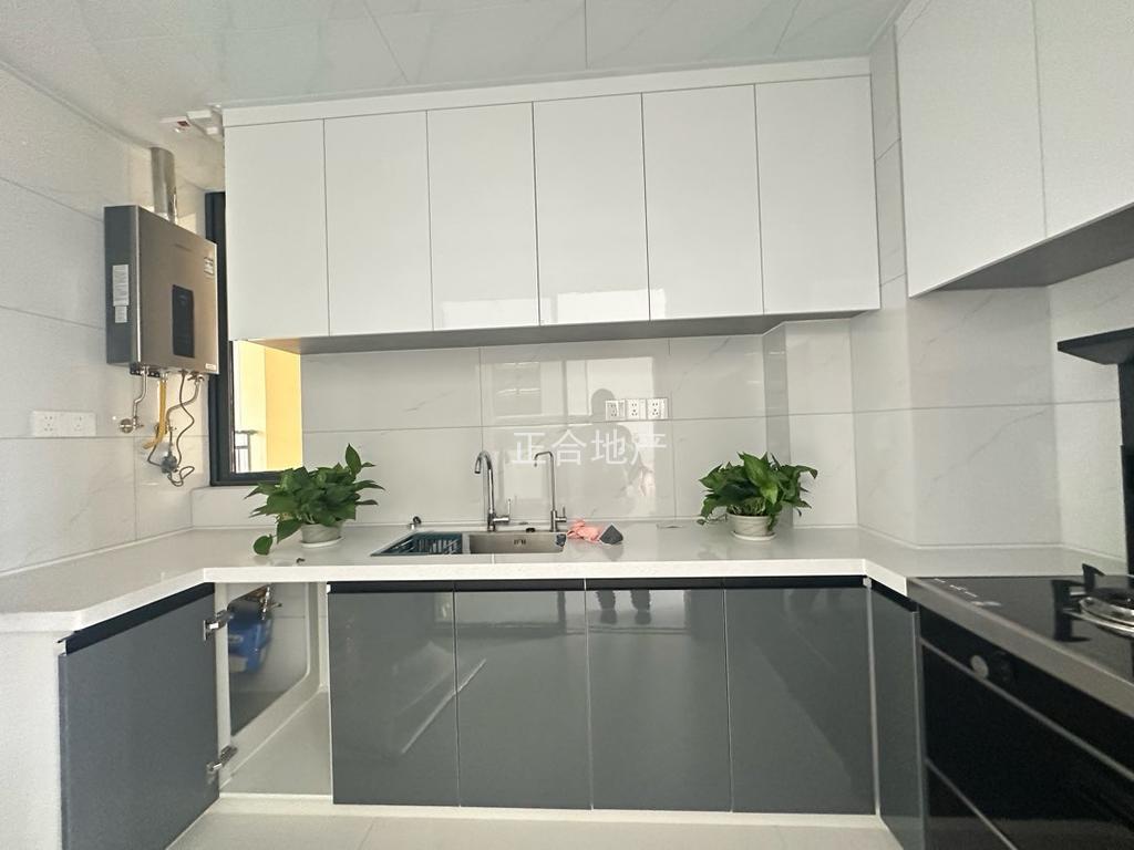 城西，业主怒亏近30万，精装三房两卫，电梯15楼，9.9成新，纯边户，仙桃二小，证件满二