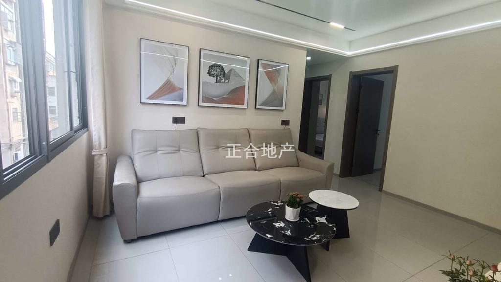 降价了，房东诚心出售，仙桃商城，楼下老三中，步梯三楼，全新装修三房两卫，户型采光好