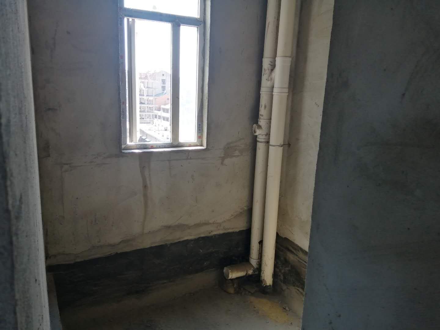 一中对面毛坯大三房，证件满二