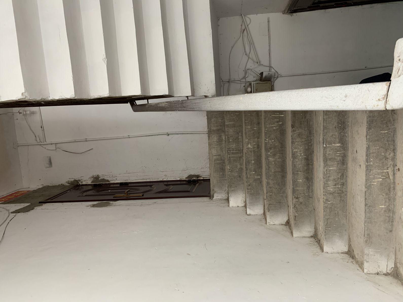 龙华山酒店东边20米处，五交化宿舍，70平，老证