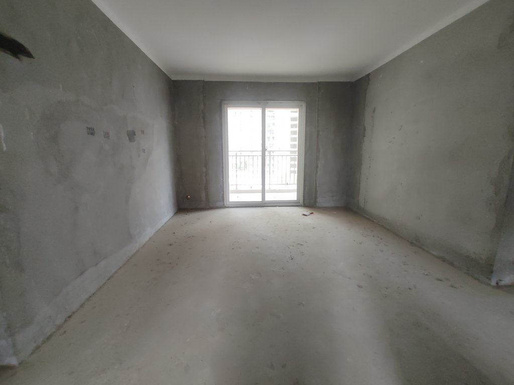 森林国际.毛坯大四房.南北通透双阳台.看房方便