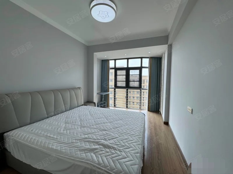 城南，颐和公馆，复式，精装三房两卫，楼层好，业主诚心出售，证满二，成色新