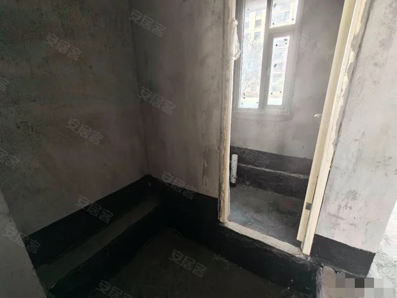 城南，新城名都，毛坯四房，单价不到5000，证满二，东边户