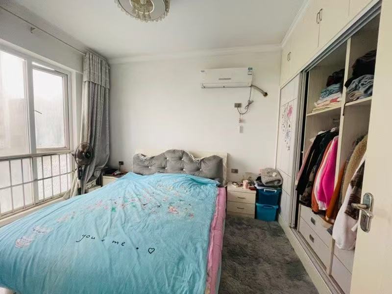 天下城市星座，成色新，品质装修家居家电齐全，中高楼层，采光很好，诚心出售！！