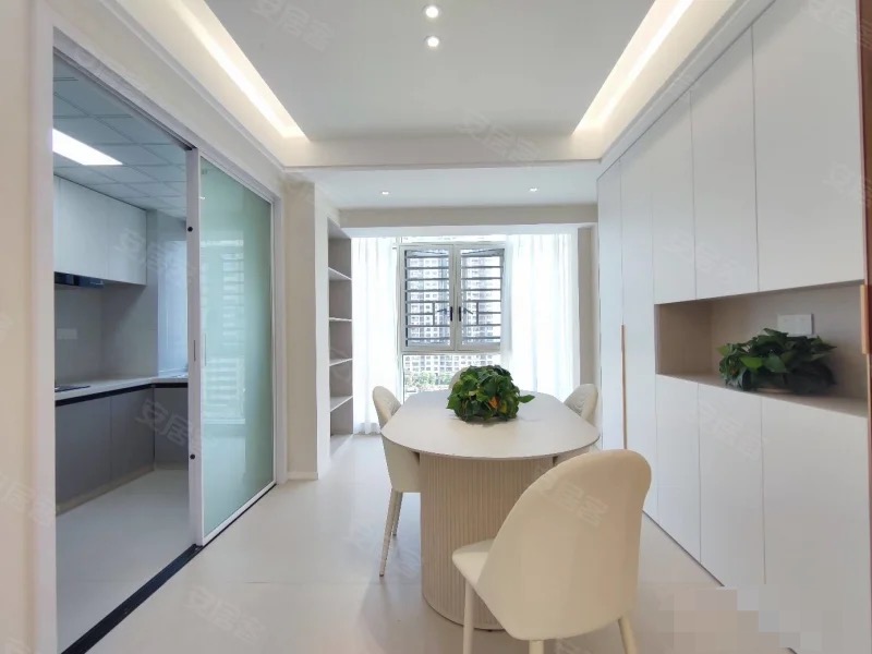 银湖城，全新装修，精装三房二卫，证件满二，单价5200，南北双阳台，中间楼层