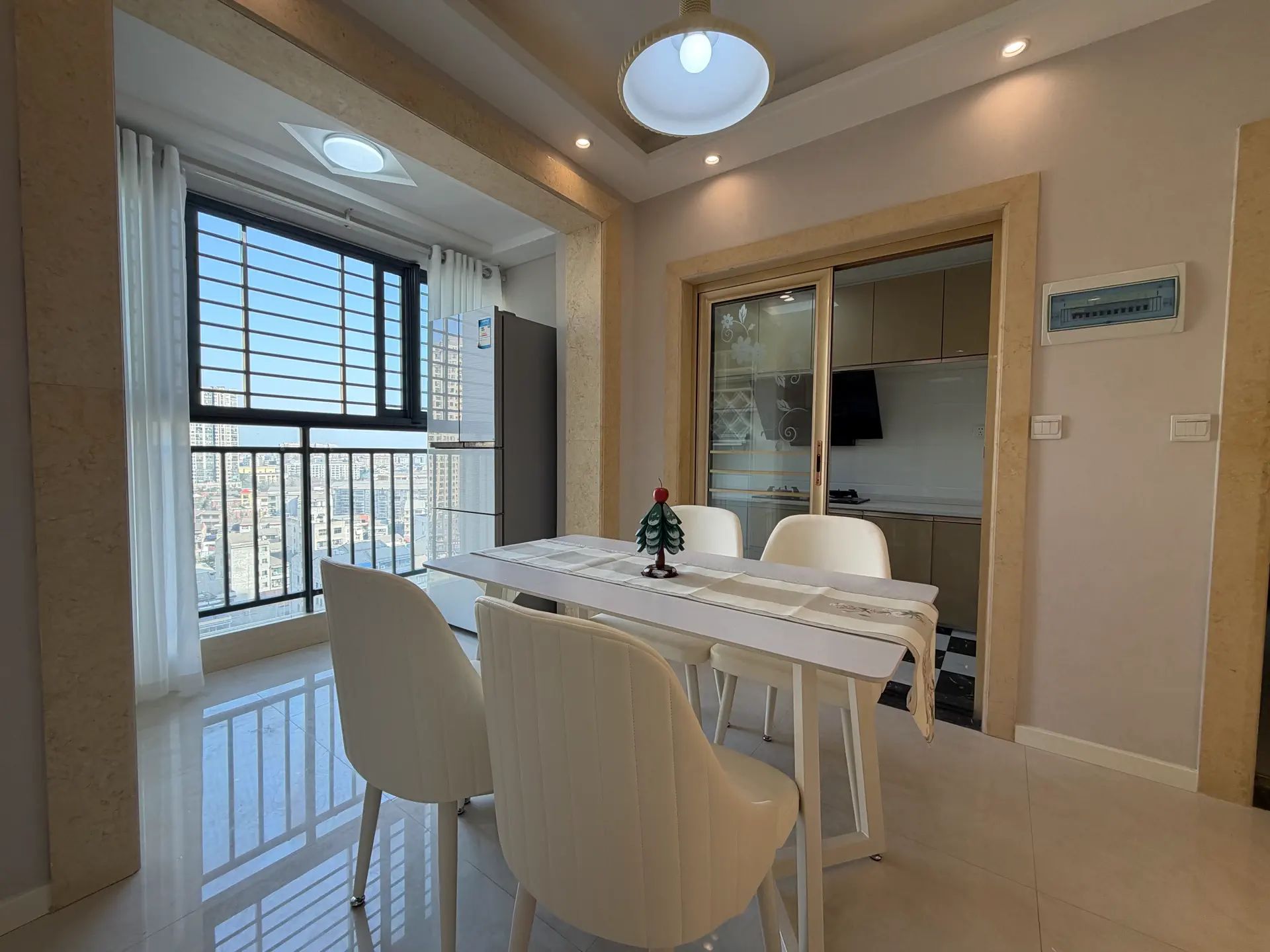 翰林公馆，边户，单价4400，精装三房，双阳台，中间楼层，证满二