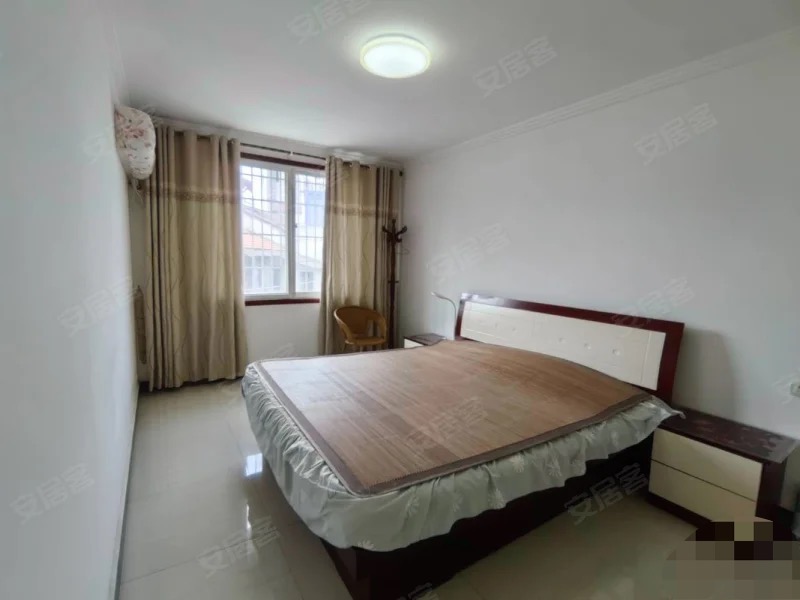 421，优质步梯房，沃尔玛附近，步梯3楼，楼龄新有院子，精装3房2卫，证件齐全