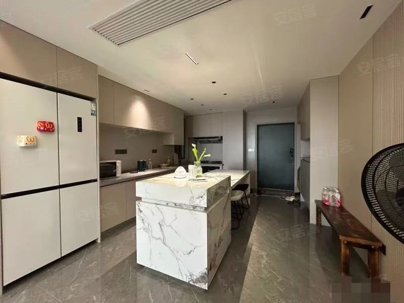 捡漏，绿地香格里拉，精装好楼层，三开间朝南，开放式厨房加导台，全屋中央空调，大落地窗