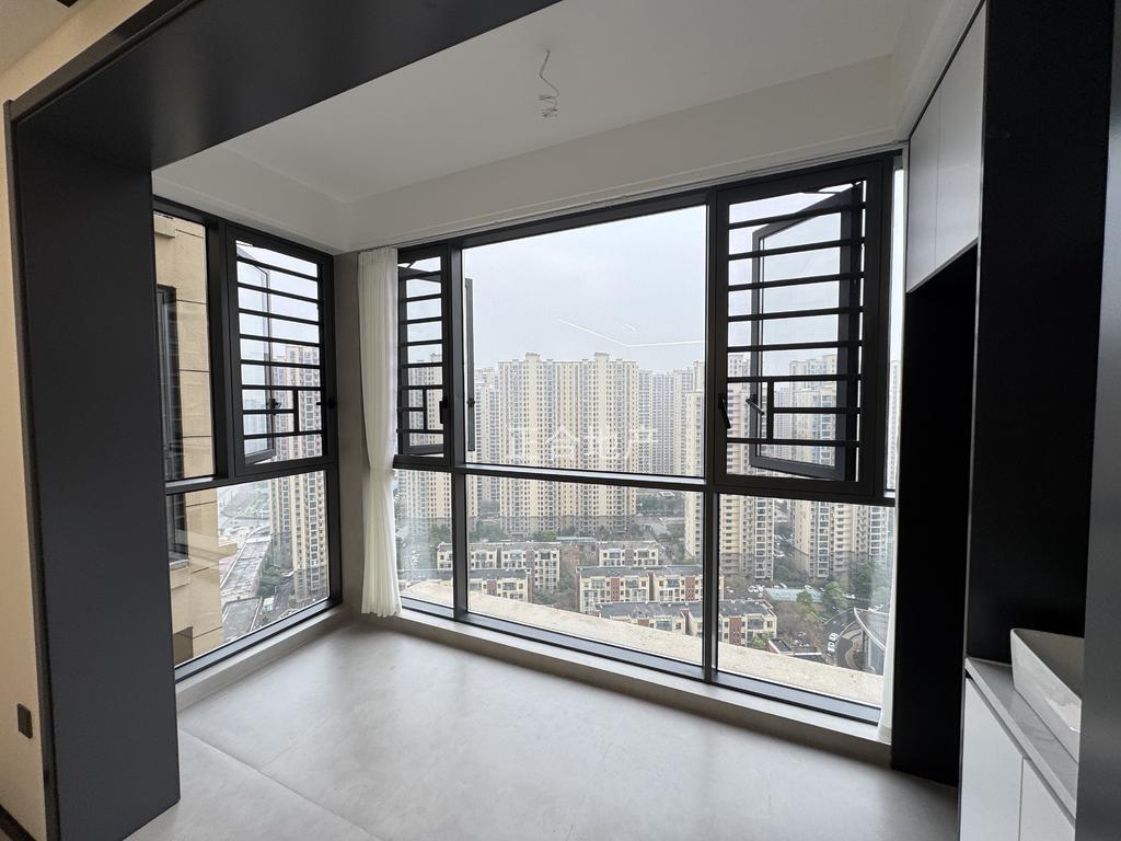 降价了，业主诚心出售，城南，森林国际湖景房，电梯好楼层，精装三房，证满二，新二中二小，