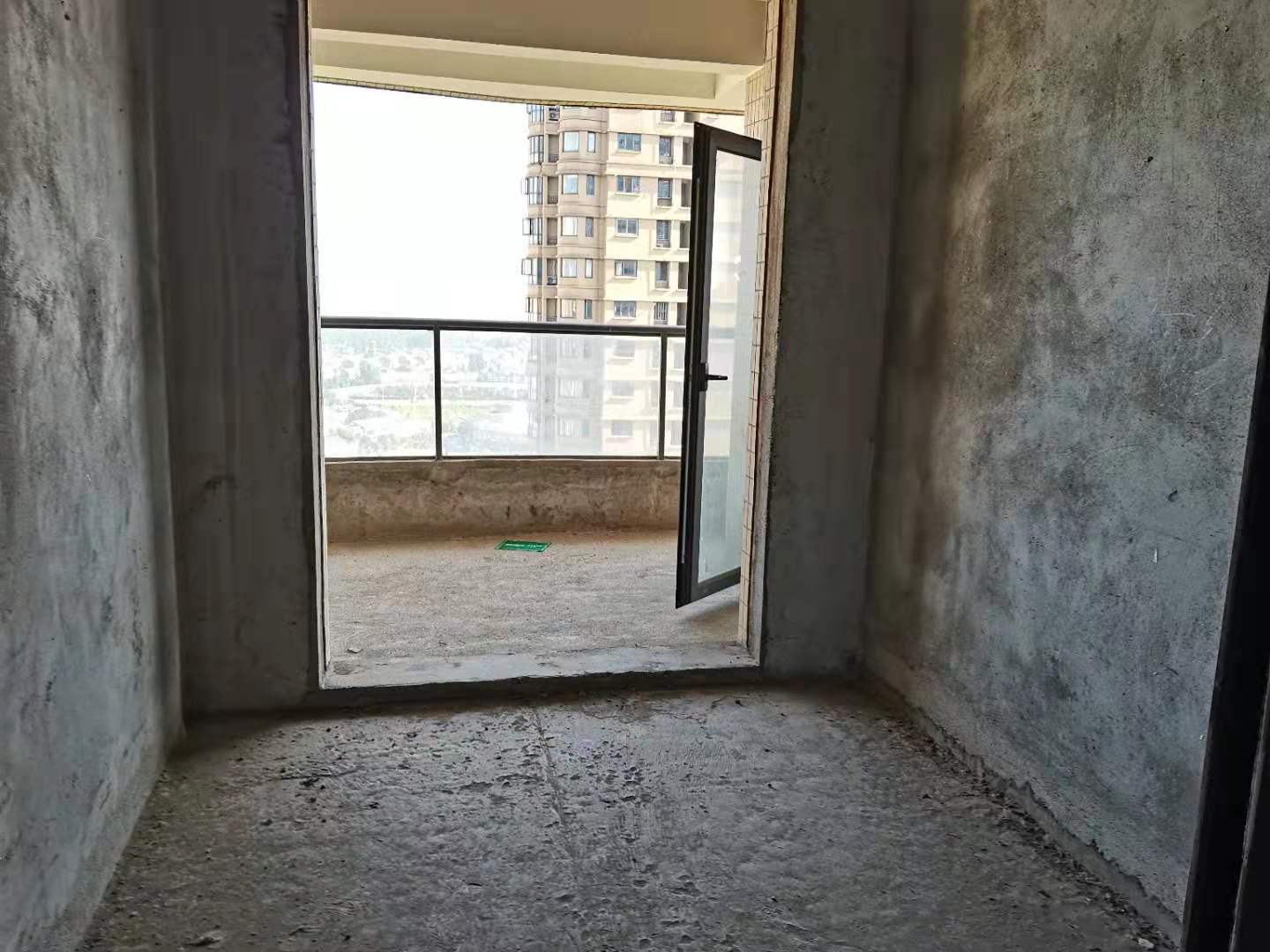 御台公馆毛坯三房.证件满二.看房方便房东诚意出售